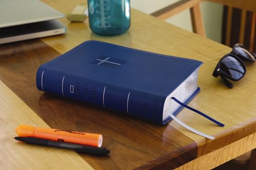 NIV, Quest Study Bible, Personal Size, Leathersoft, Blue, Thumb Indexed, Comfort Print: The Only Q and A Study Bible