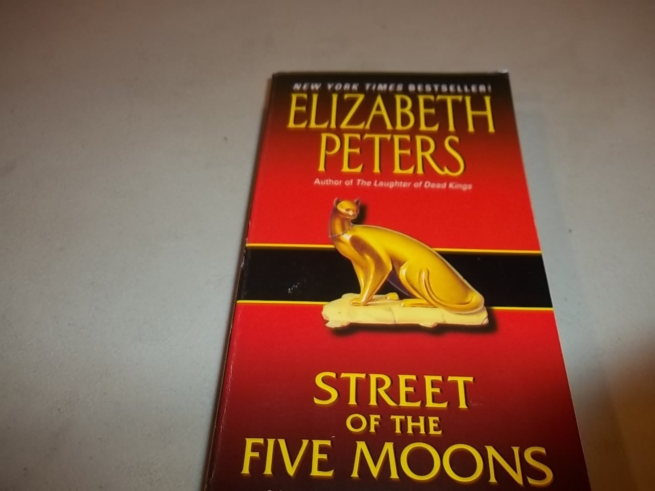 Street of Five Moons: A Vicky Bliss Novel of Suspense (Vicky Bliss Series, 2)