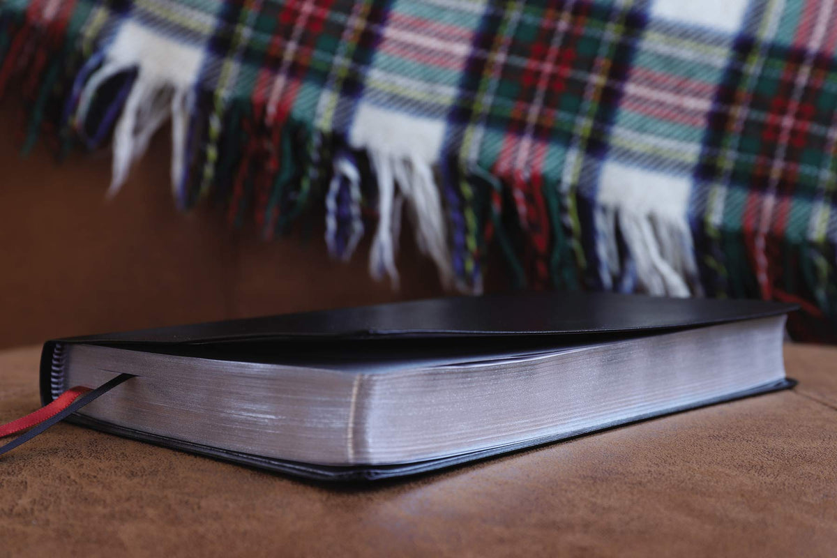 NIV, Thinline Bible, Bonded Leather, Black, Red Letter, Comfort Print