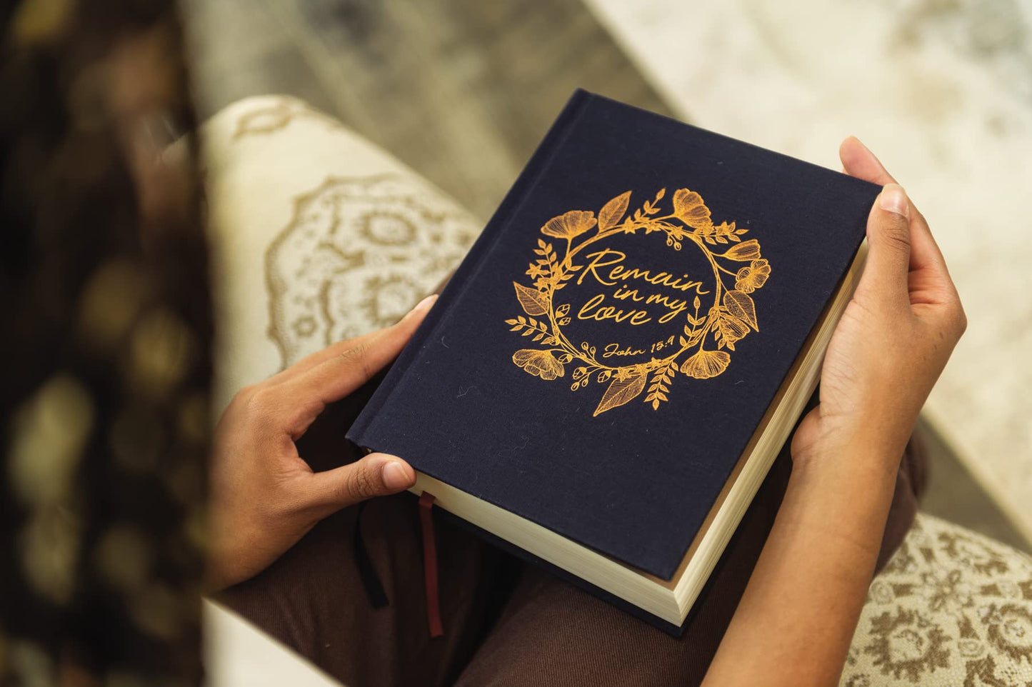 NIV, Journal the Word Bible (With Space for Your Own Artwork), Cloth over Board, Navy, Red Letter, Comfort Print: Reflect, Take Notes, or Create Art Next to Your Favorite Verses