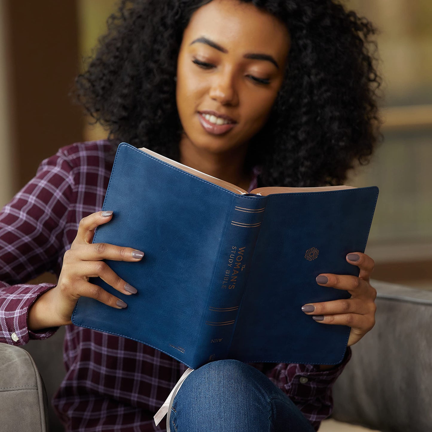 NIV, The Woman's Study Bible, Leathersoft, Blue, Full-Color, Red Letter, Thumb Indexed: Receiving God's Truth for Balance, Hope, and Transformation