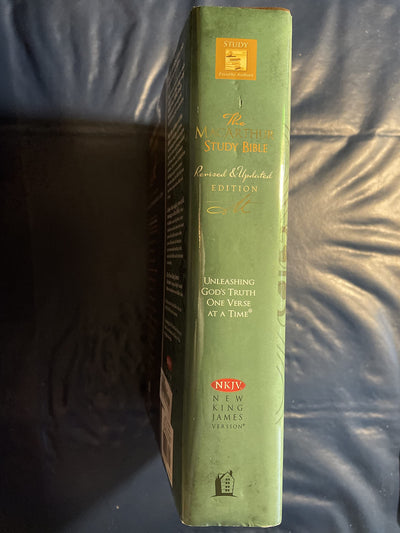 The Macarthur Study Bible: New King James Version by John Ma