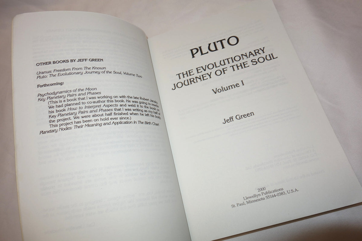 Pluto: The Evolutionary Journey of the Soul, Volume 1 (Llewellyn Modern Astrology Library)
