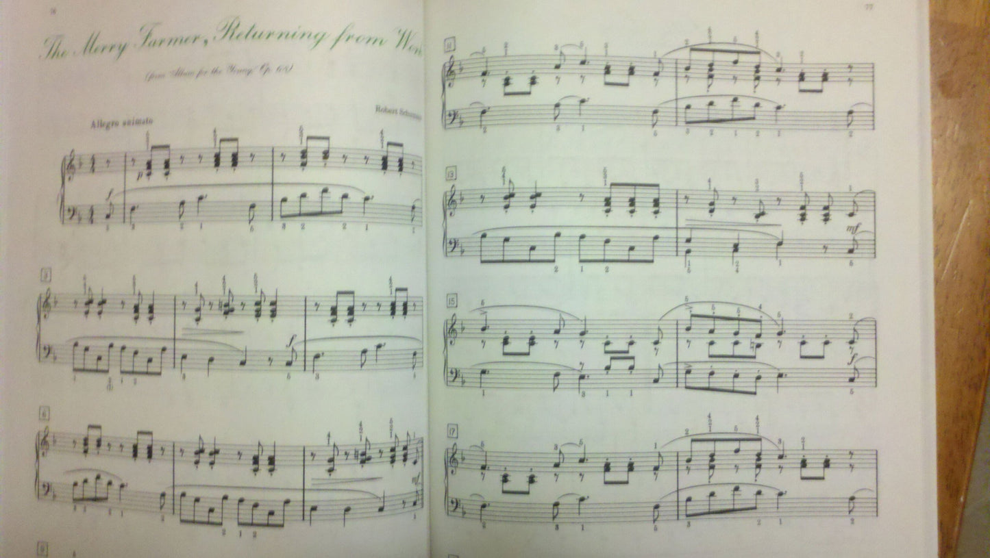 WP42 - Easy Piano Classics - Bastien (Bastien Older Beginner Piano Library)