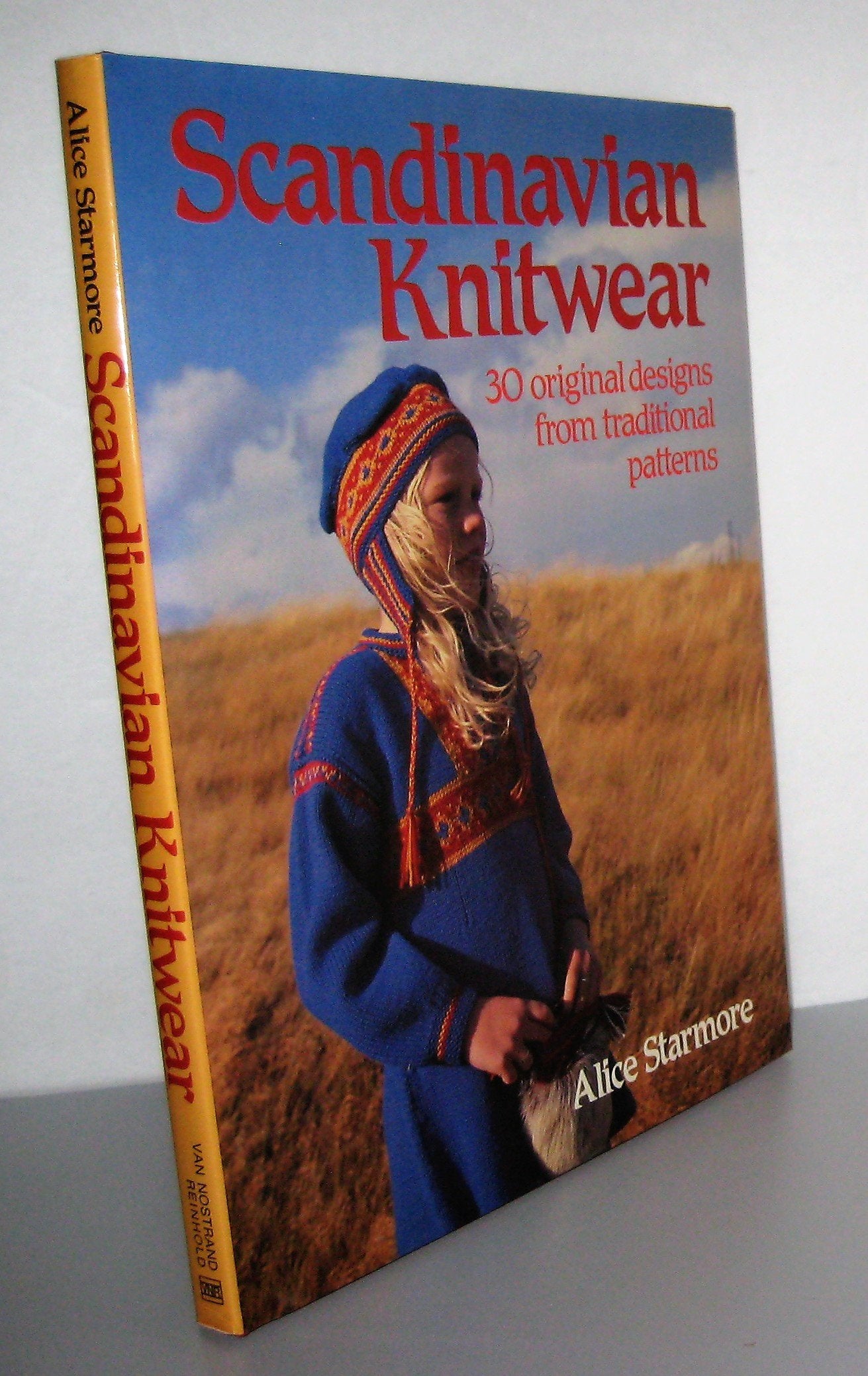 Scandinavian Knitwear: 30 Original Designs from Traditional