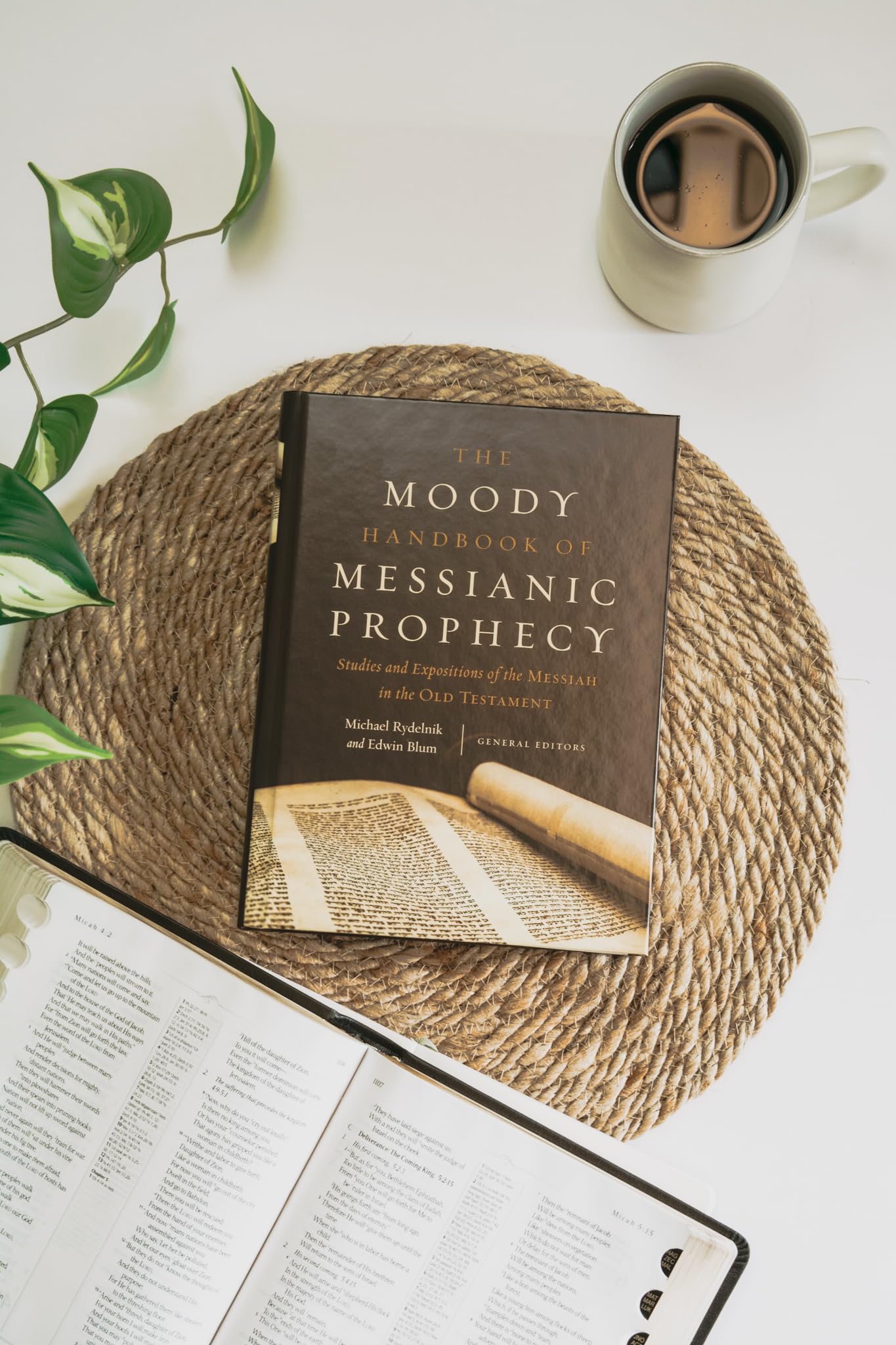 The Moody Handbook of Messianic Prophecy: Studies and Expositions of the Messiah in the Old Testament