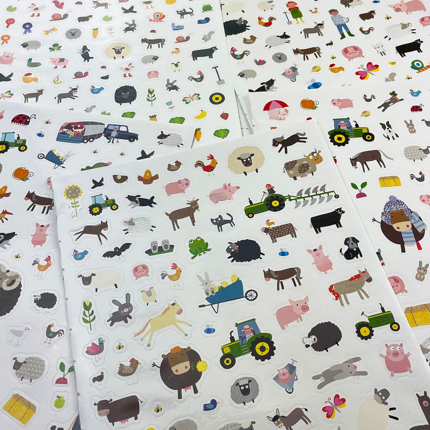 Farm - 500 Stickers and Puzzle Activities: Fold Out and Play! (John Deere: Children's Interactive Fold Out and Play Puzzle Activity Book)