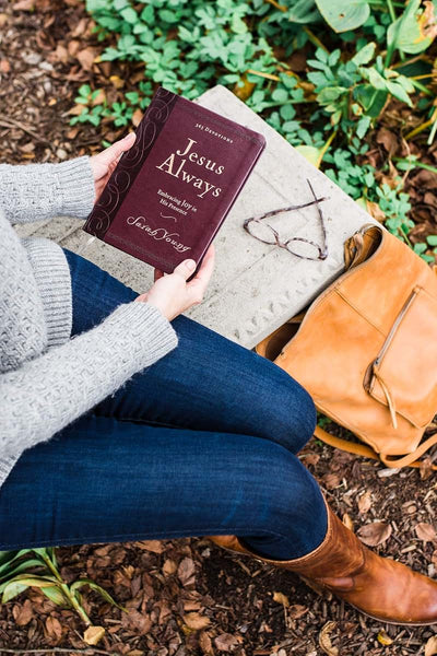 Jesus Always, Large Text Leathersoft, with Full Scriptures: Embracing Joy in His Presence (A 365-Day Devotional)