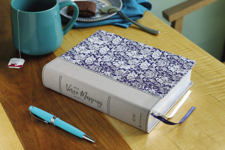 NIV, Verse Mapping Bible, Leathersoft, Navy Floral, Comfort Print: Find Connections in Scripture Using a Unique 5-Step Process — back cover