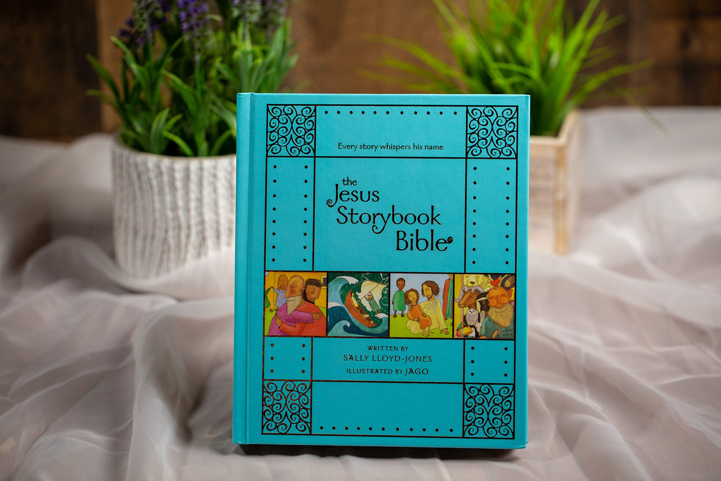 The Jesus Storybook Bible Gift Edition: Every Story Whispers His Name (The Story of Gods Great Love)