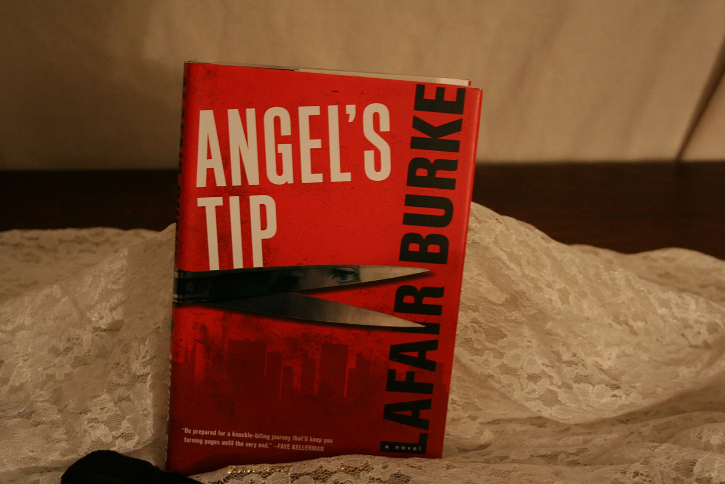 Angel's Tip (Ellie Hatcher) by Burke, Alafair
