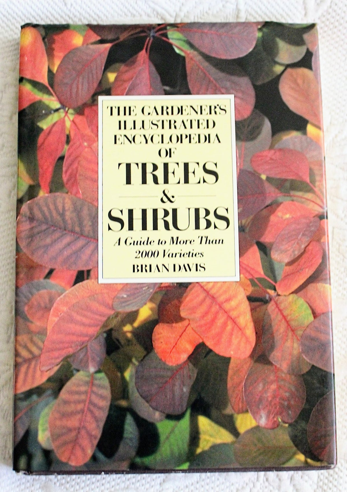 The Gardener's Illustrated Encyclopedia of Trees & Shrubs: A Guide to More Than 2000 Varieties