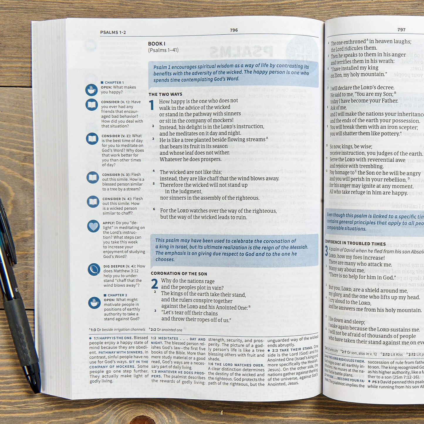 CSB Life Connections Study Bible, Trade Paper, Black Letter, Study Notes and Commentary, Margin Questions, Icons, Small Groups, Easy-to-Read Bible Serif Type