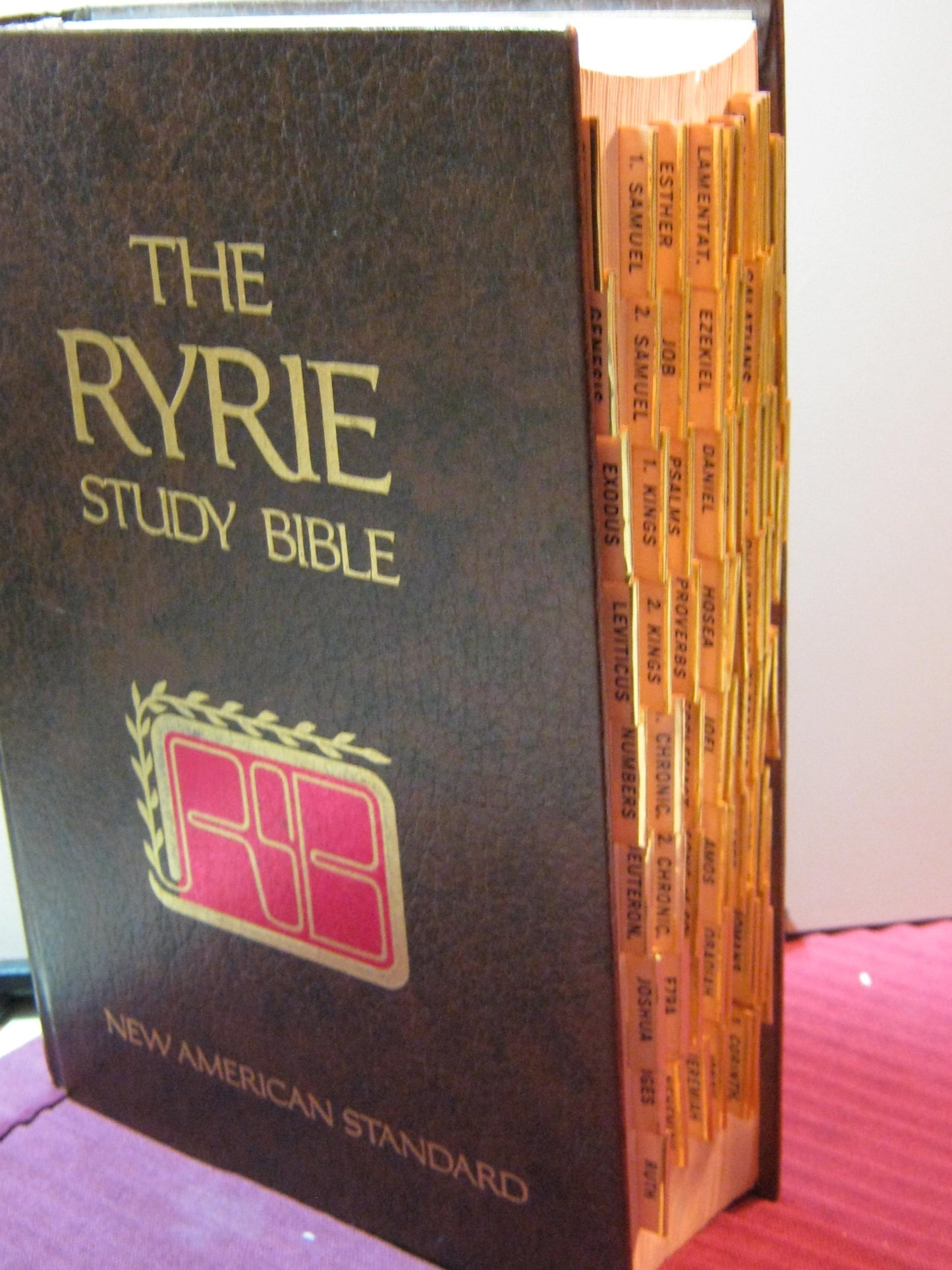 The Ryrie study Bible: New American standard translation : with introductions, annotations, outlines, marginal references, harmony of the Gospels, synopsis ... and timeline charts, and many other help