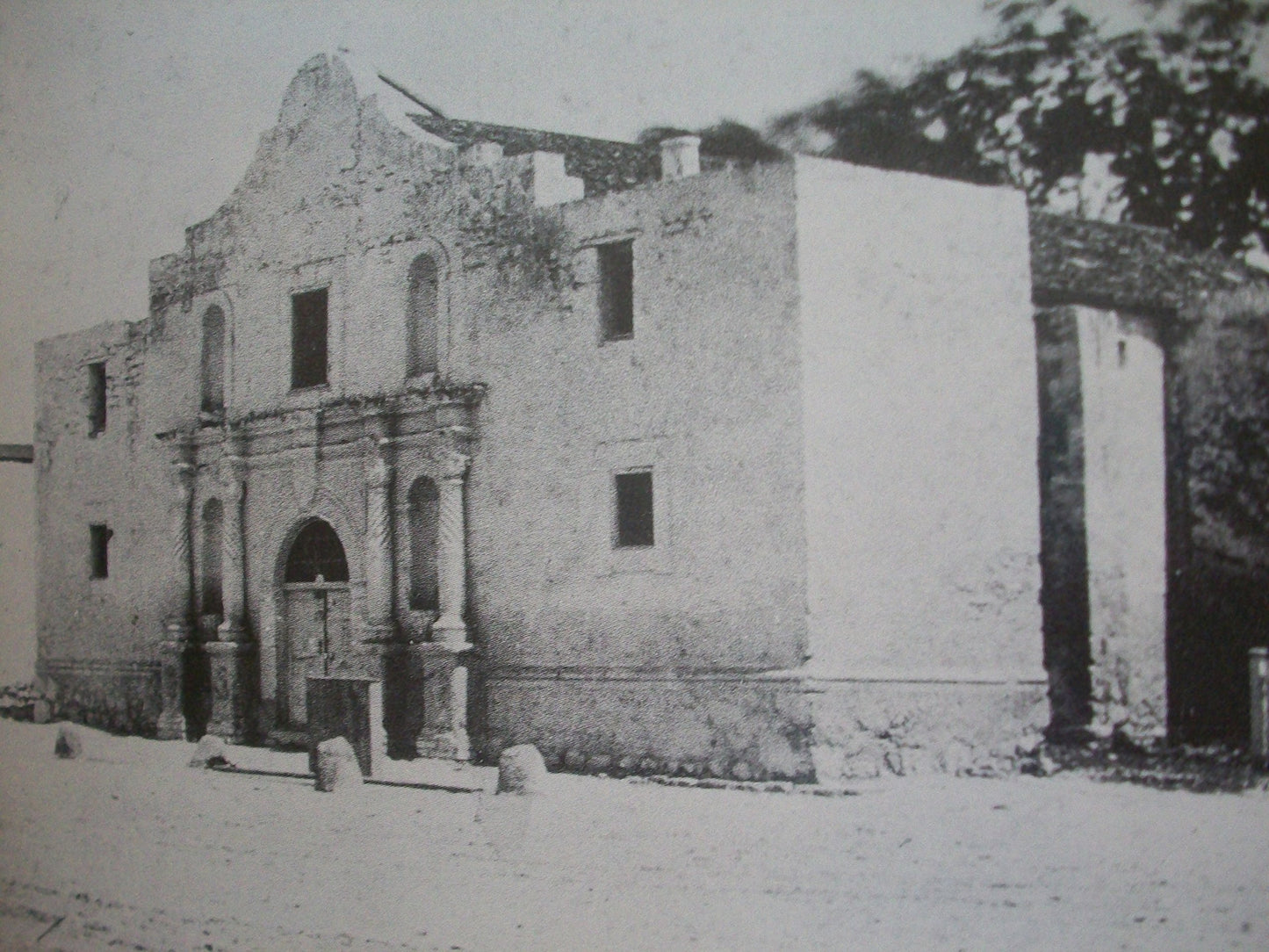 The Alamo: An Illustrated History