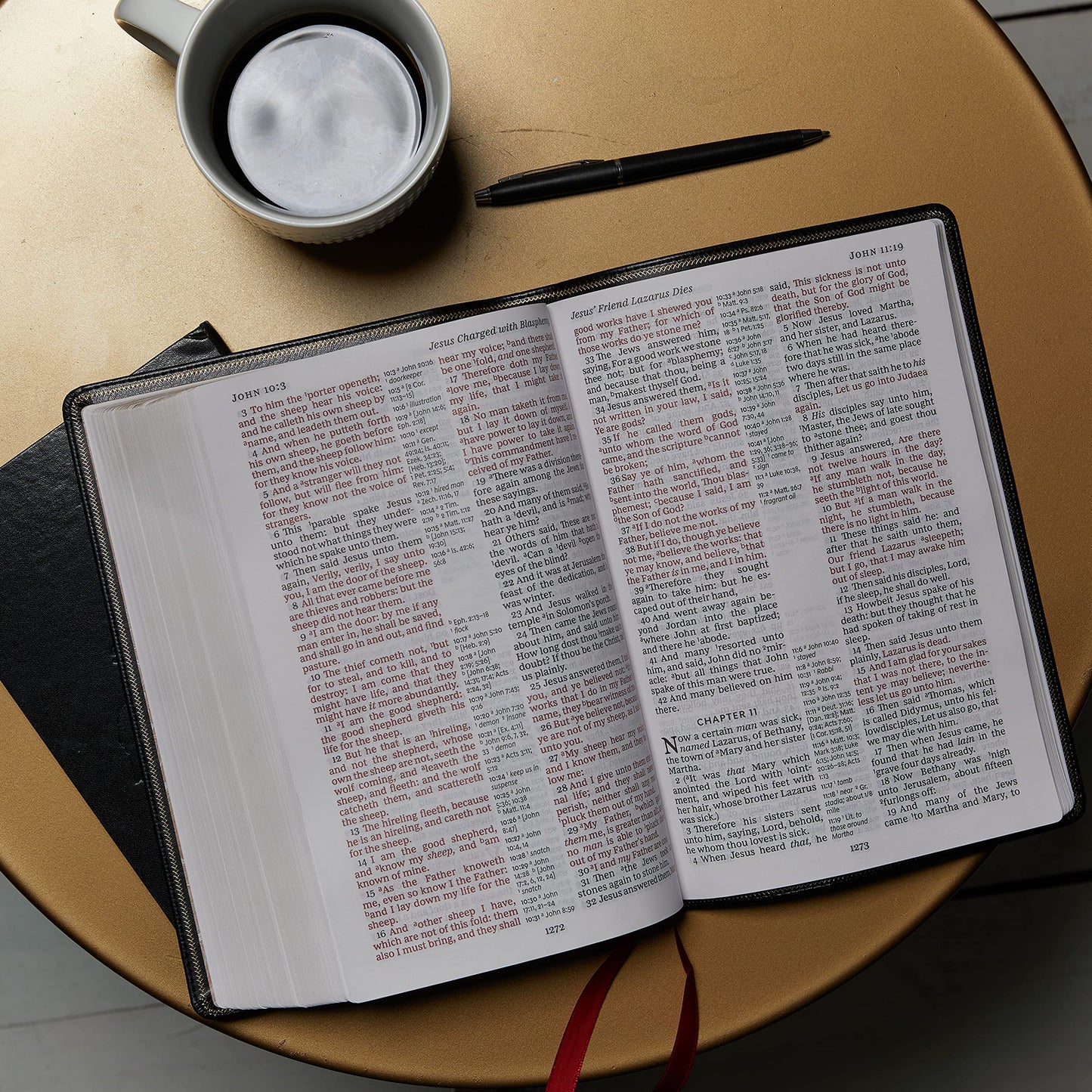 KJV Holy Bible: Giant Print with 53,000 Cross References, Black Bonded Leather, Red Letter, Comfort Print: King James Version