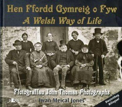 A Welsh Way of Life Hen Ffordd Cymreig o Fyw: Photographs Ffotograffau