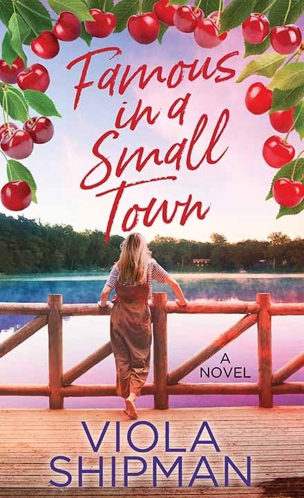Famous in a Small Town (Center Point Platinum Romance (Large Print))