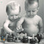 Play / Jugar: A board book about playtime/Un libro de cartón sobre actividades y diversiones (Happy Healthy Baby Board Books) (Spanish and English Edition)