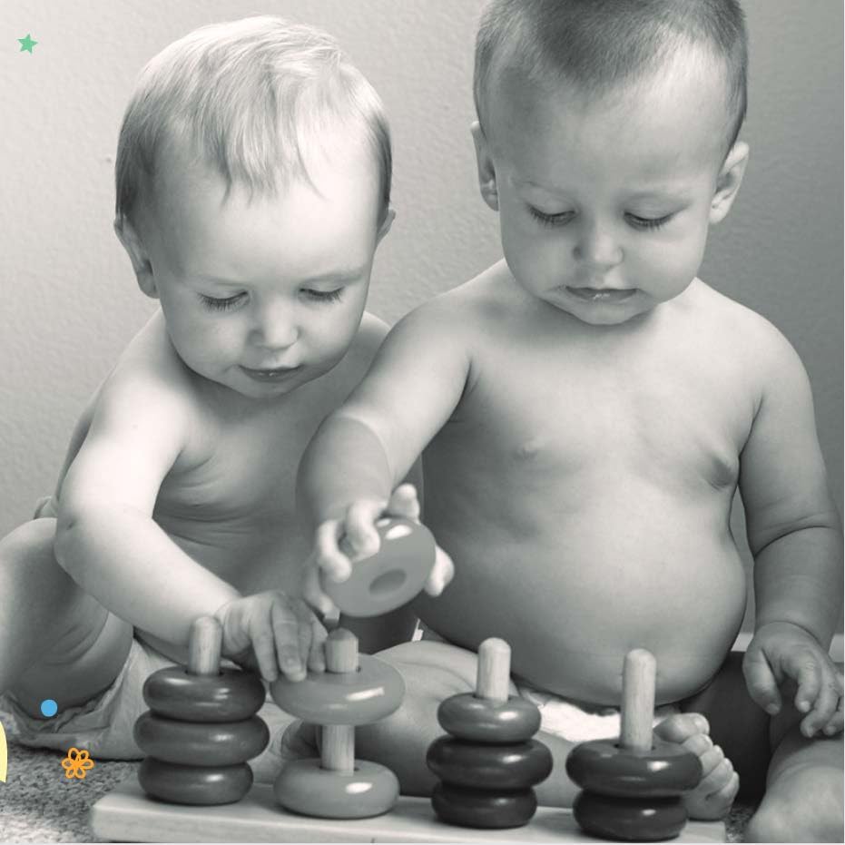 Play / Jugar: A board book about playtime/Un libro de cartón sobre actividades y diversiones (Happy Healthy Baby Board Books) (Spanish and English Edition)