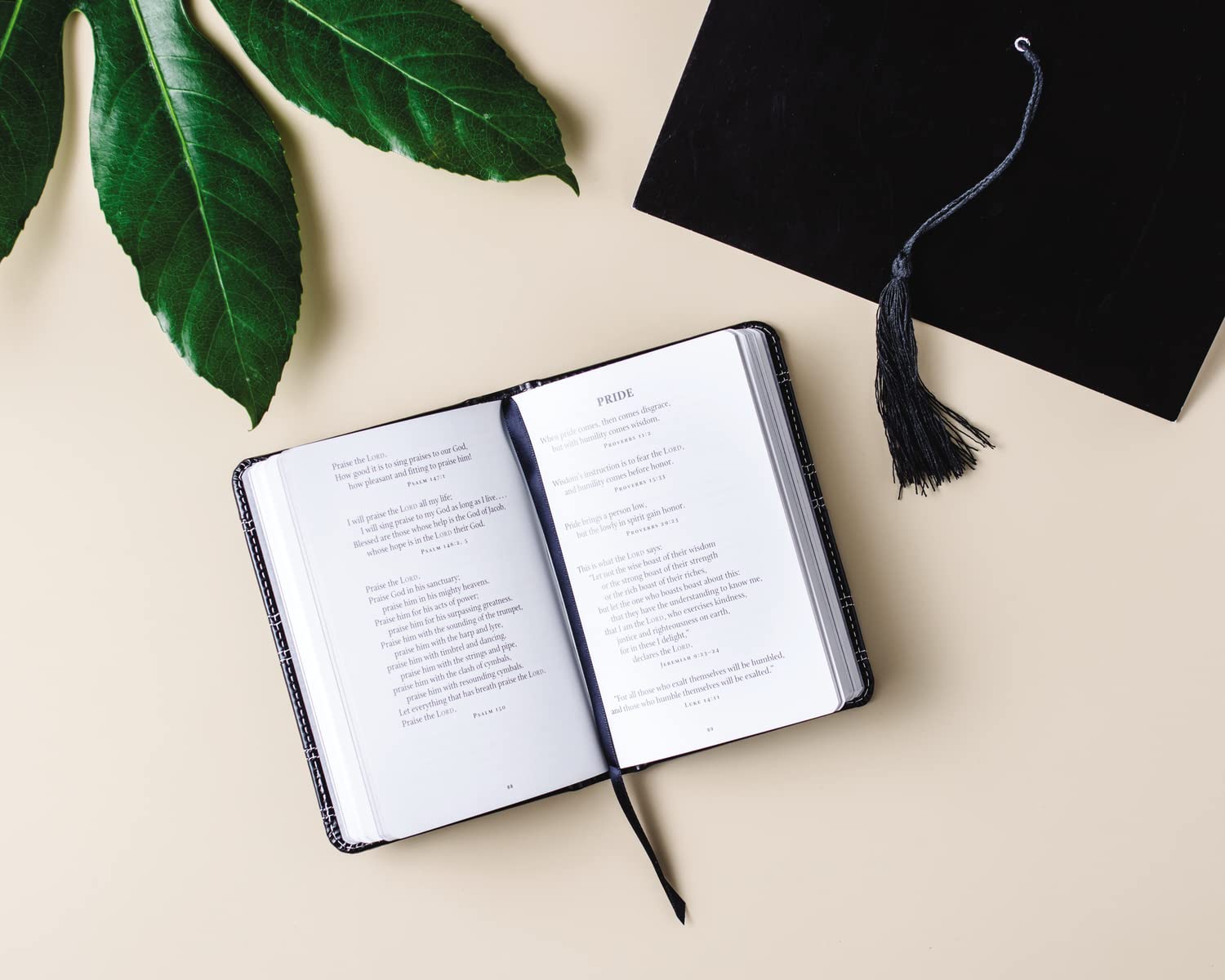 God's Promises for Graduates: Class of 2022 - Black NIV: New International Version