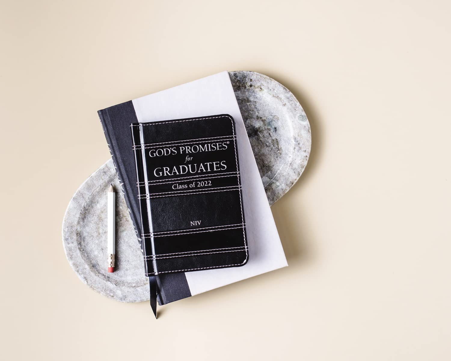 God's Promises for Graduates: Class of 2022 - Black NIV: New International Version