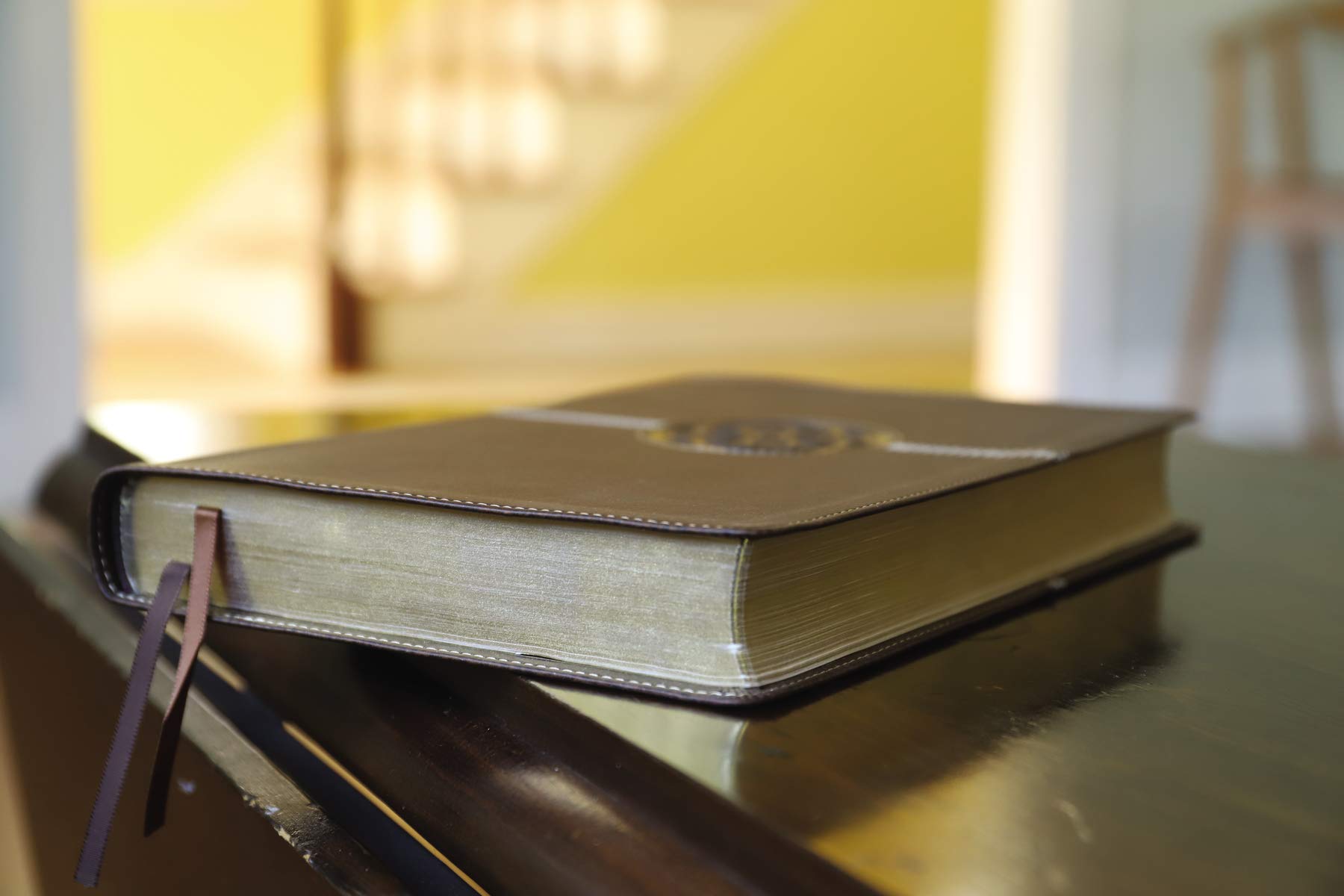 NIV, Thinline Reference Bible (Deep Study at a Portable Size), Large Print, Leathersoft, Brown, Red Letter, Comfort Print