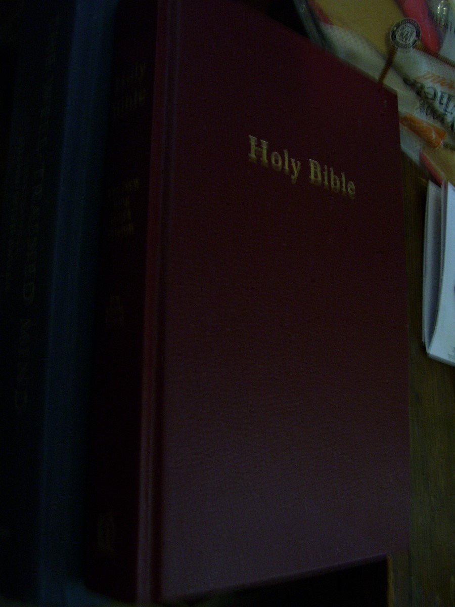 Holy Bible: The New King James Version (Pew Library Edition)