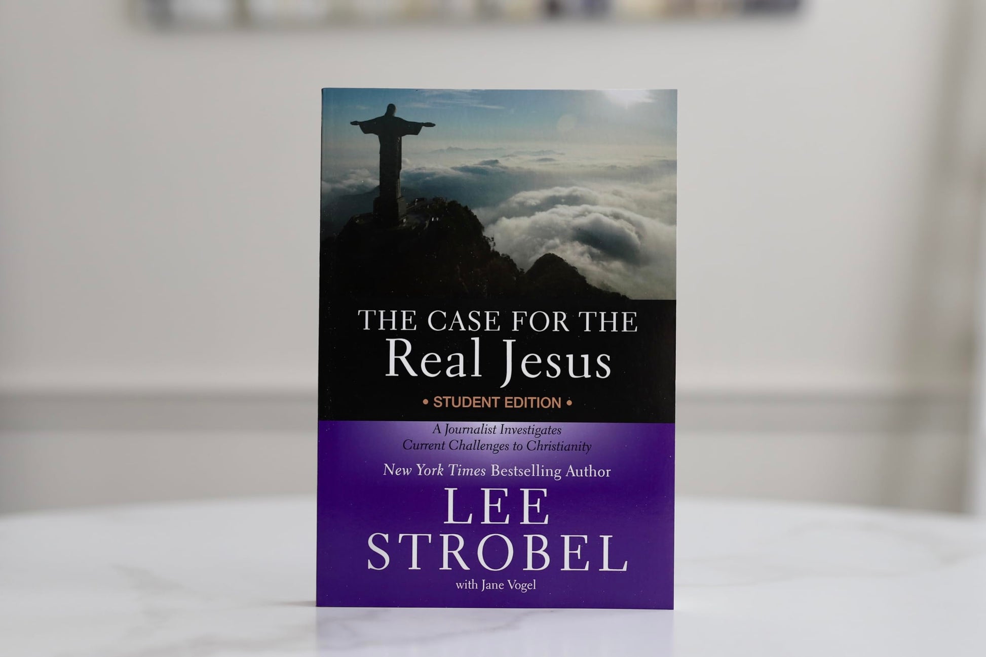 The Case for the Real Jesus Student Edition: A Journalist Investigates Current Challenges to Christianity (Case for  Series for Students)