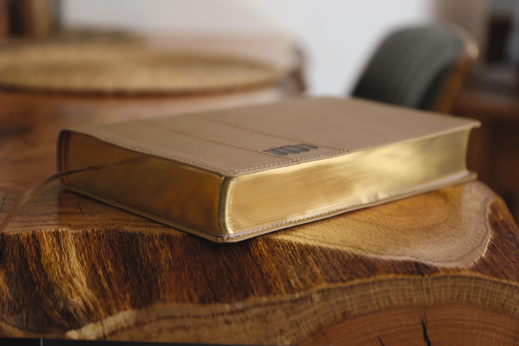 NIV, Read. Think. Live., Leathersoft, Brown, Comfort Print: 365-Day NIV Devotional Bible - Discover Your Part in God's Plan