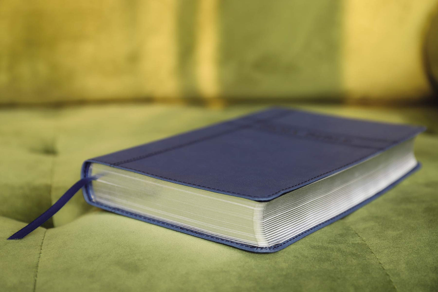 NIV, Premium Gift Bible, Leathersoft, Navy, Red Letter, Comfort Print: The Perfect Bible for Any Gift-Giving Occasion