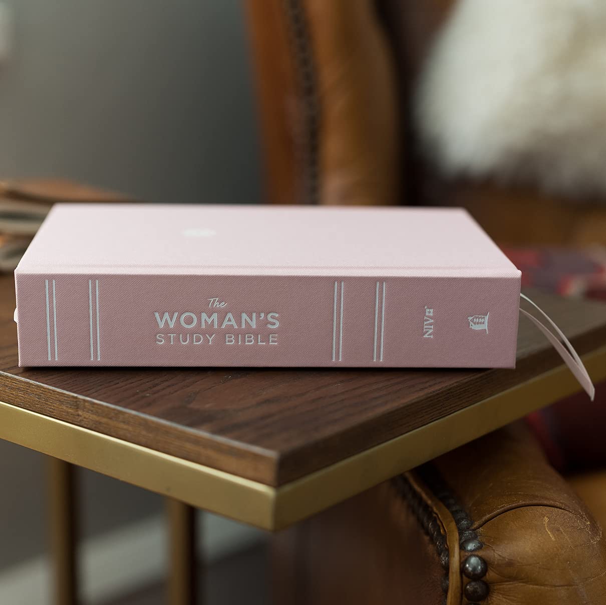 NIV, The Woman's Study Bible, Cloth over Board, Pink, Full-Color, Red Letter, Thumb Indexed: Receiving God's Truth for Balance, Hope, and Transformation