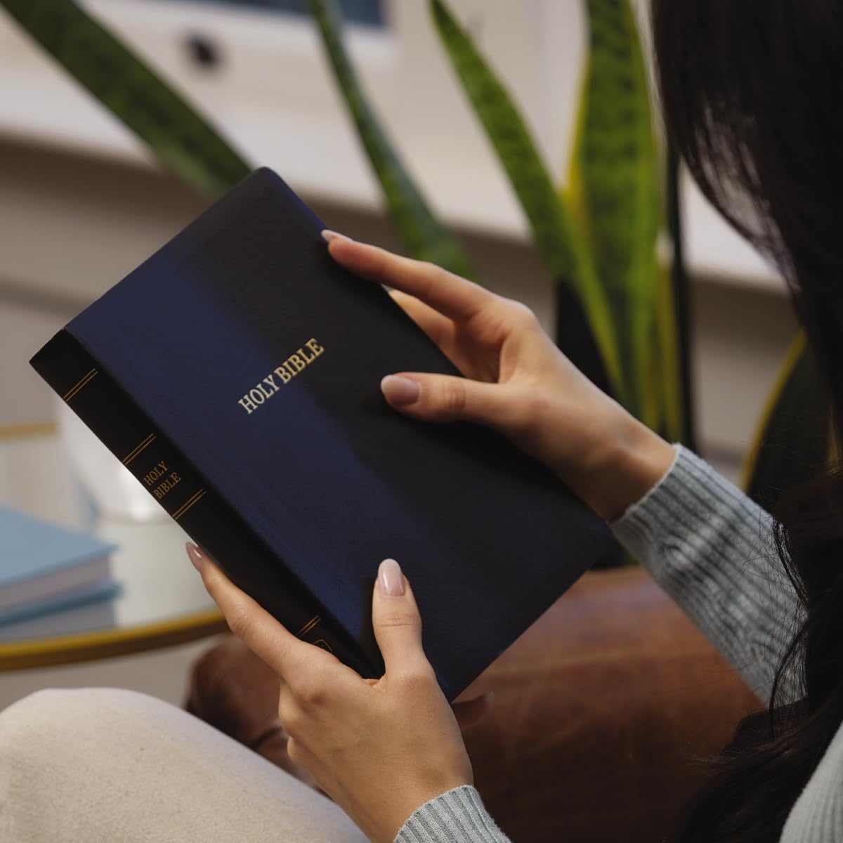 KJV Holy Bible: Personal Size Giant Print with 43,000 Cross References, Black Bonded Leather, Red Letter, Comfort Print: King James Version