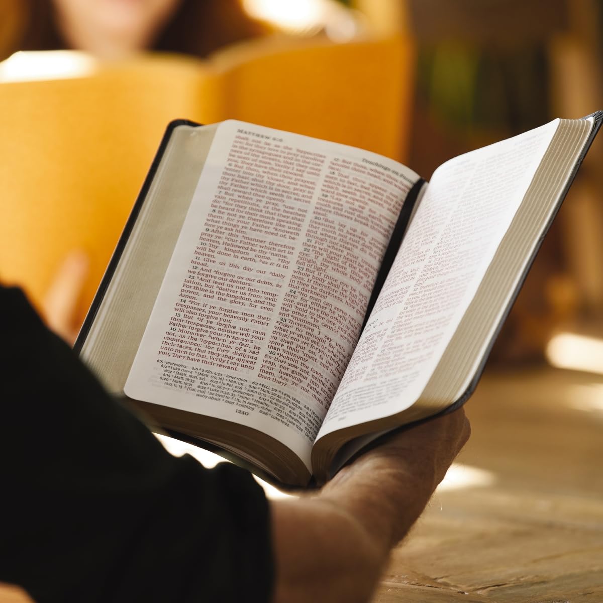 KJV Holy Bible: Personal Size Giant Print with 43,000 Cross References, Black Bonded Leather, Red Letter, Comfort Print: King James Version