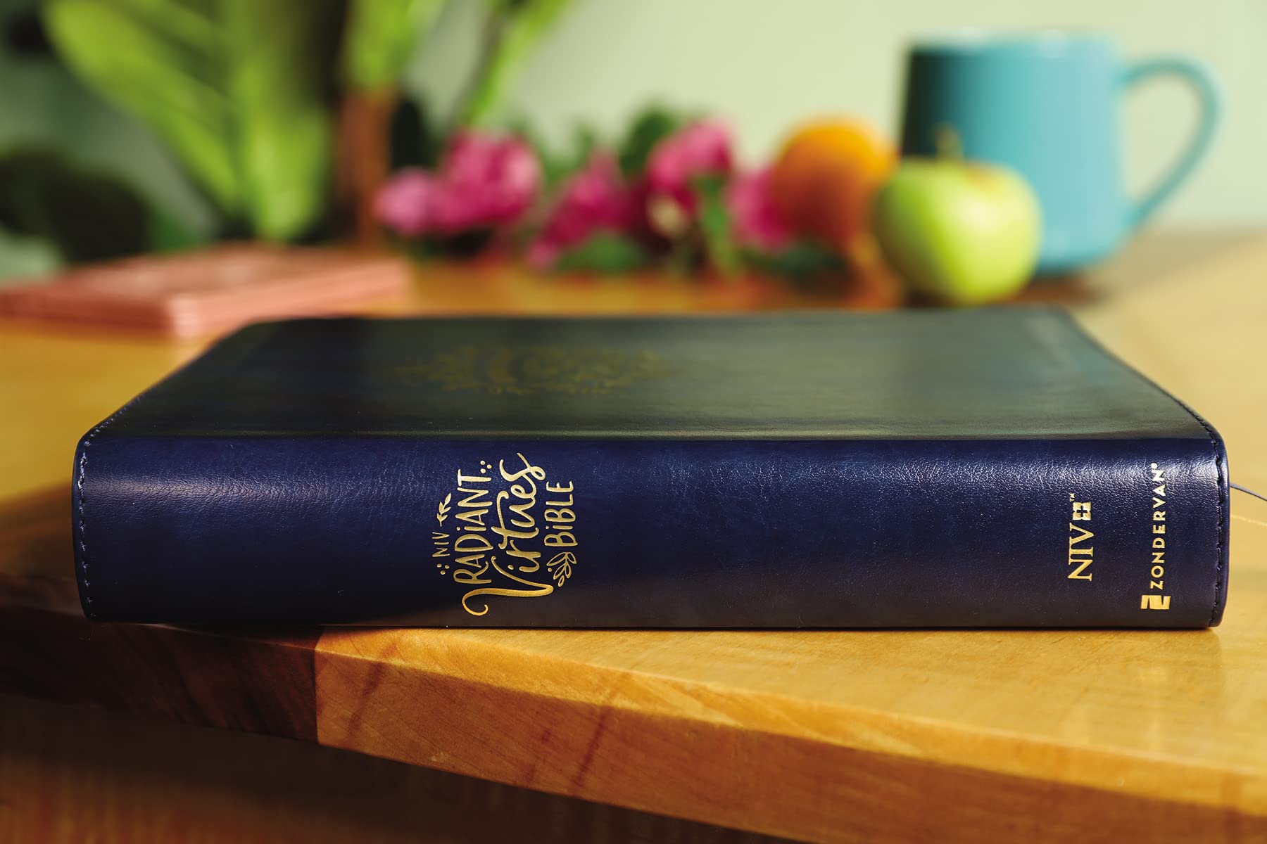 NIV, Radiant Virtues Bible: A Beautiful Word Collection, Leathersoft, Navy, Red Letter, Thumb Indexed, Comfort Print: Explore the virtues of faith, hope, and love