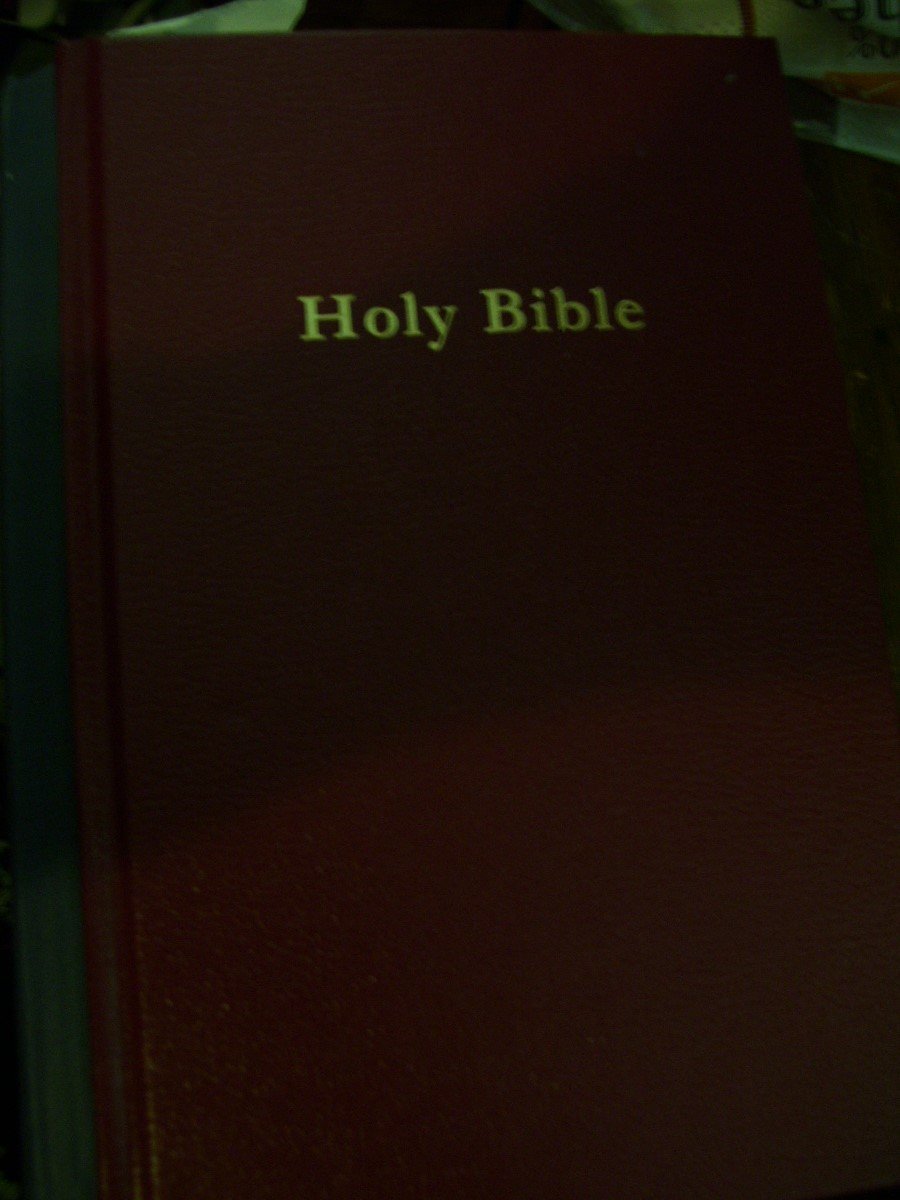 Holy Bible: The New King James Version (Pew Library Edition)