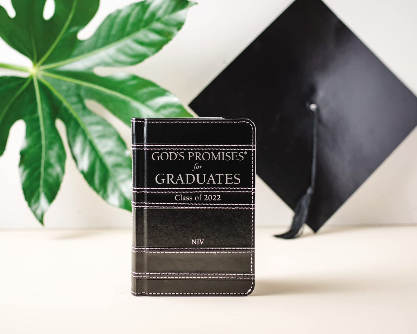 God's Promises for Graduates: Class of 2022 - Black NIV: New International Version