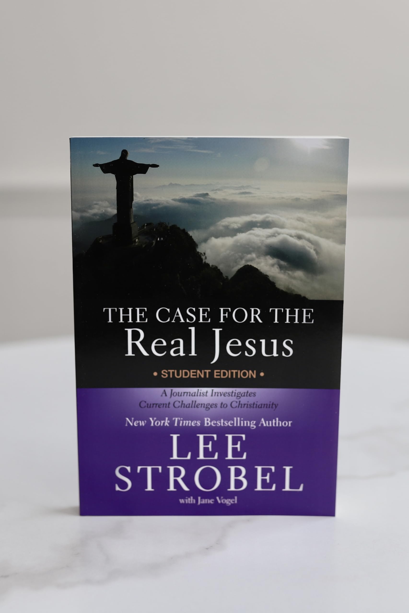 The Case for the Real Jesus Student Edition: A Journalist Investigates Current Challenges to Christianity (Case for  Series for Students)