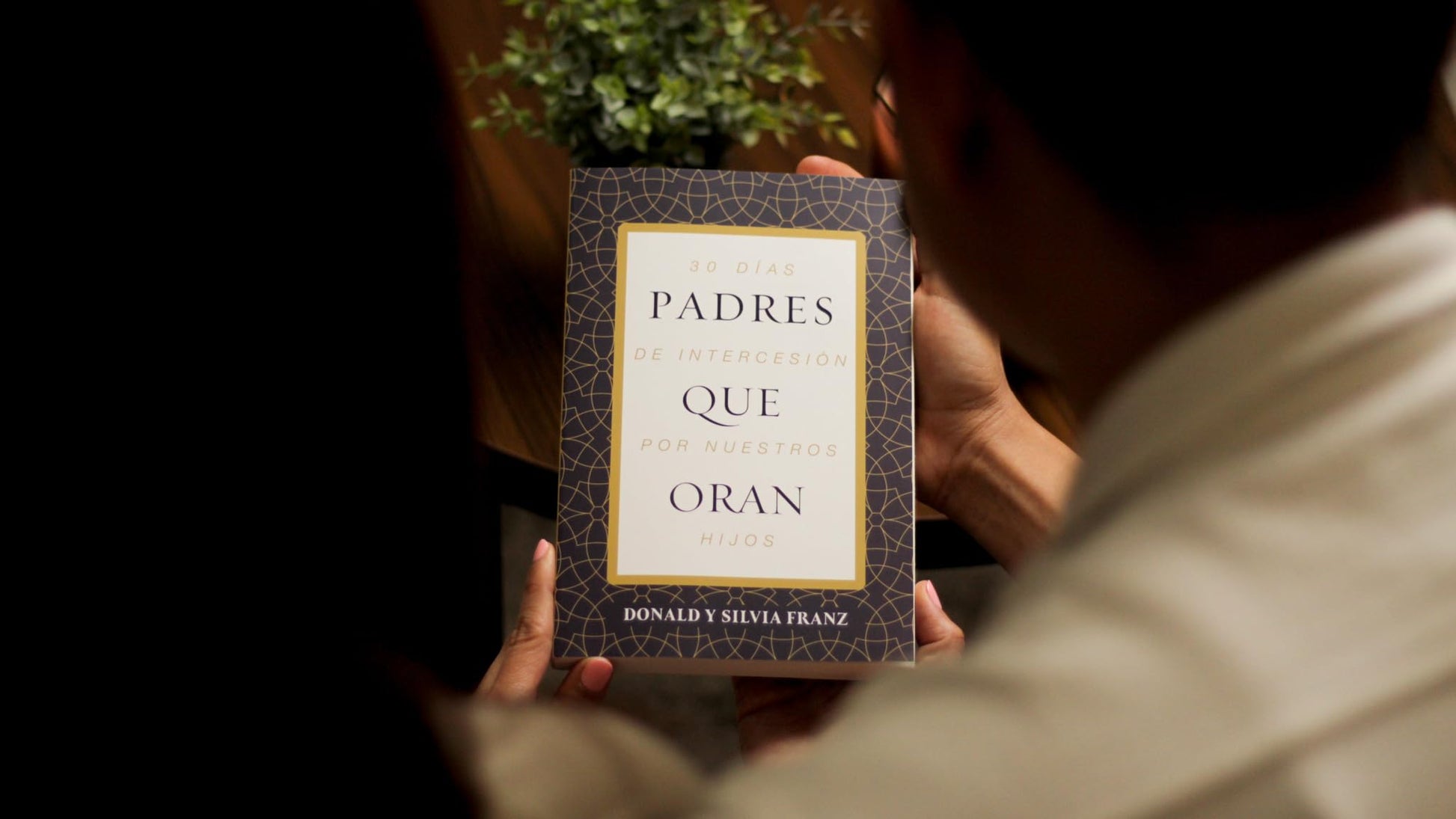 Padres que oran: 30 días de intercesión por nuestros hijos (Spanish Edition)
