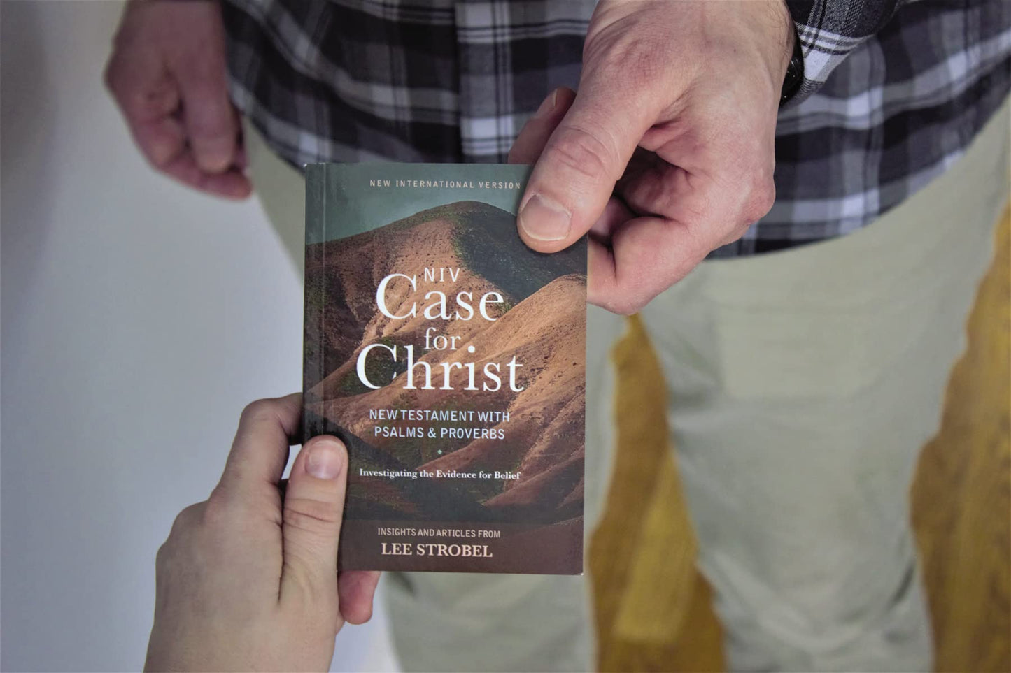 NIV, Case for Christ New Testament with Psalms and Proverbs, Pocket-Sized, Paperback, Comfort Print: Investigating the Evidence for Belief