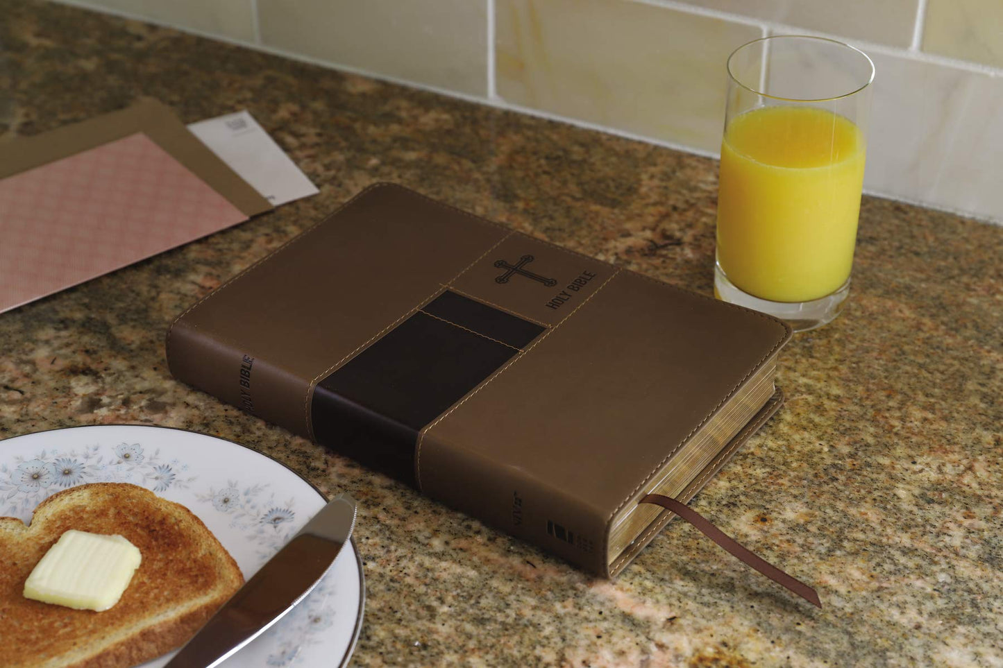 NIV, Premium Gift Bible, Leathersoft, Brown, Red Letter, Comfort Print: The Perfect Bible for Any Gift-Giving Occasion
