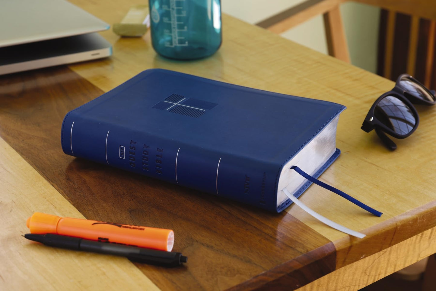 NIV, Quest Study Bible, Personal Size, Leathersoft, Blue, Comfort Print: The Only Q and A Study Bible