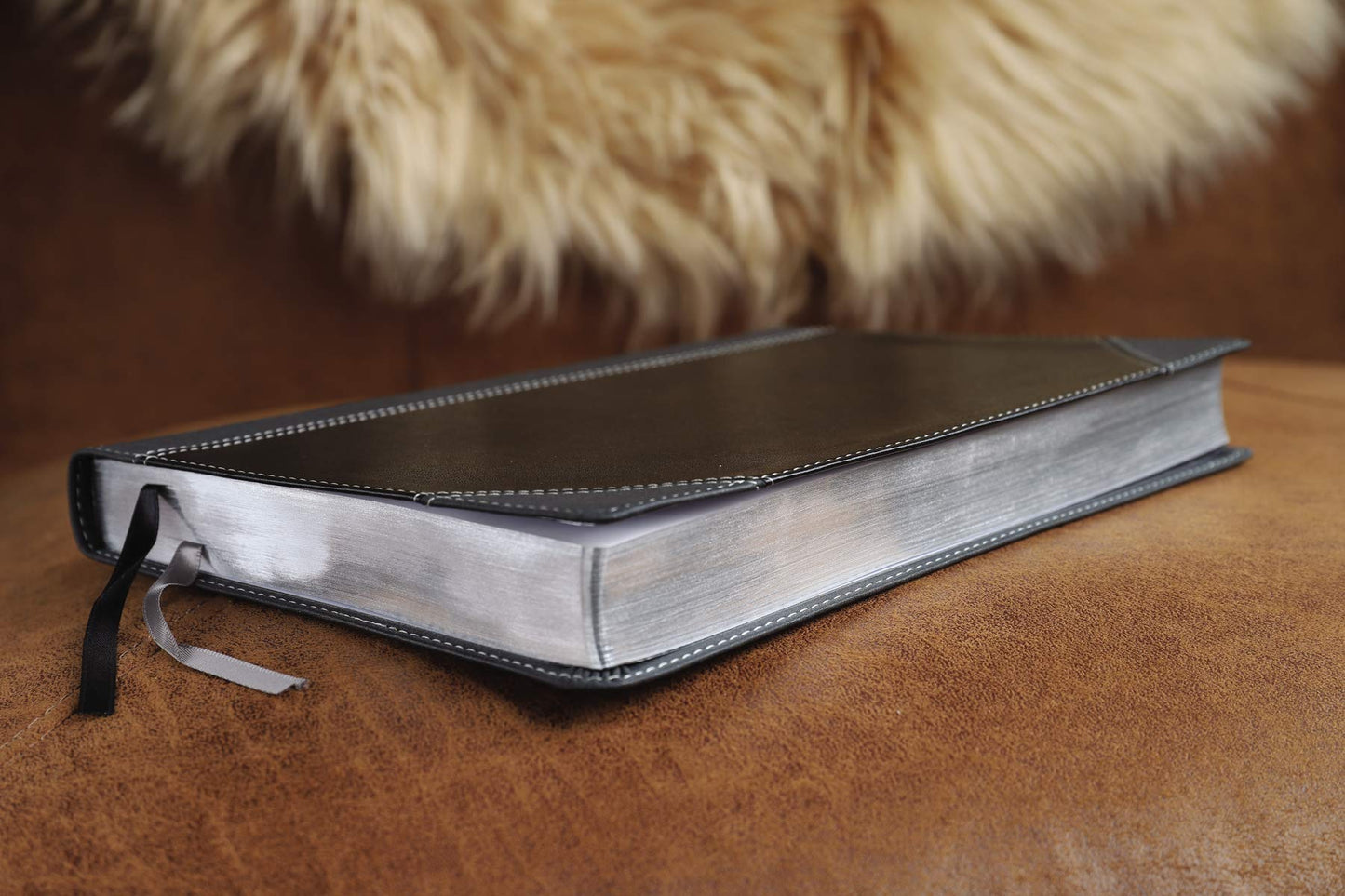NIV, Thinline Bible, Large Print, Leathersoft, Black/Gray, R