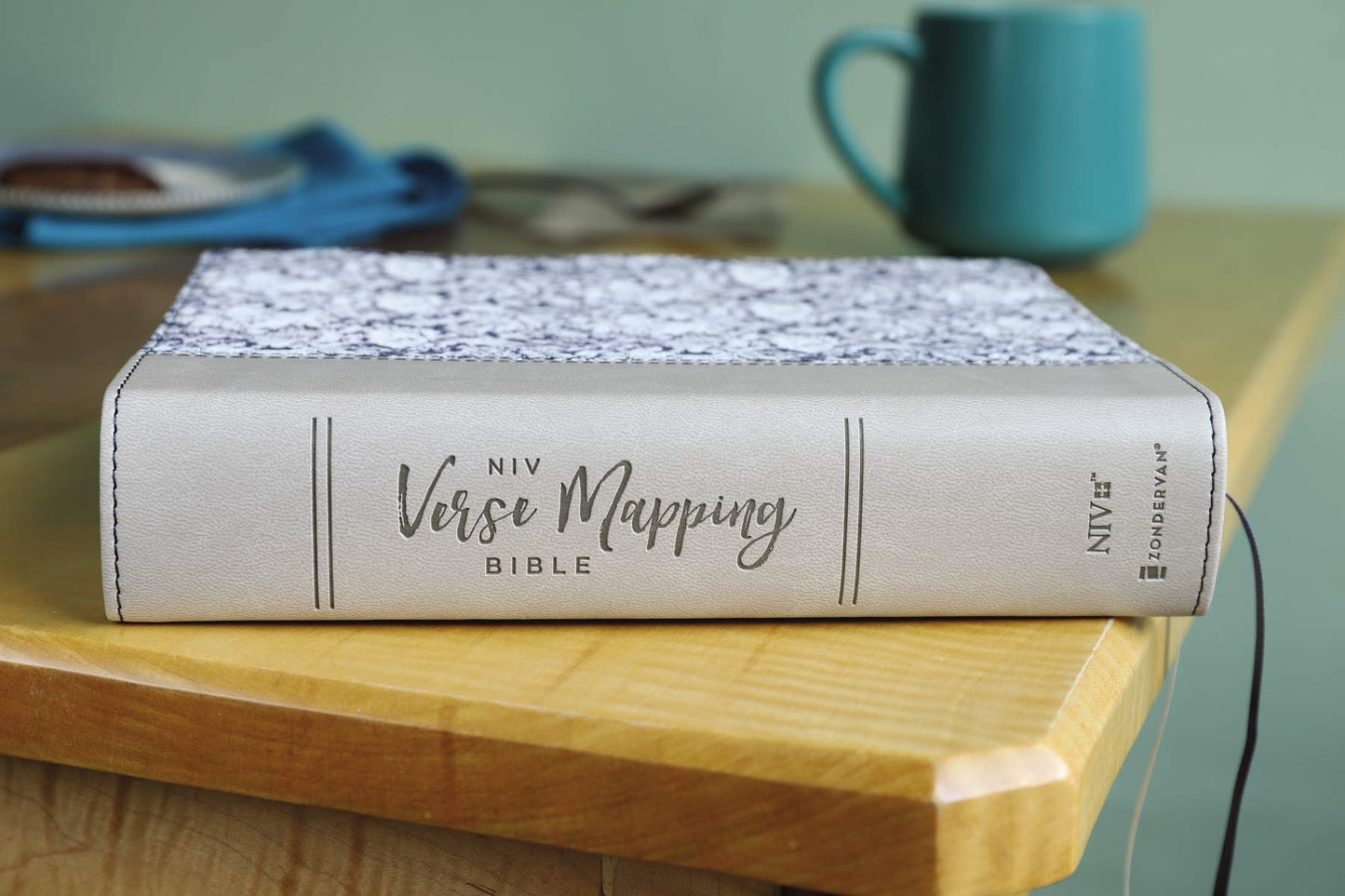 NIV, Verse Mapping Bible, Leathersoft, Navy Floral, Thumb Indexed, Comfort Print: Find Connections in Scripture Using a Unique 5-Step Process