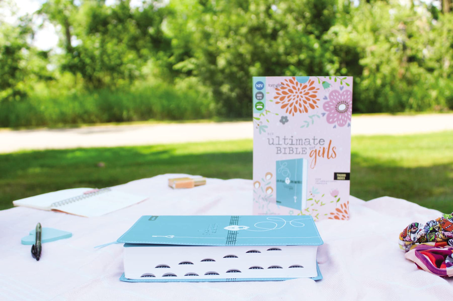 NIV, Ultimate Bible for Girls, Faithgirlz Edition, Leathersoft, Teal, Thumb Indexed Tabs: The Perfect Christian Faith Gift for Your Tween Girl, Age 8-12