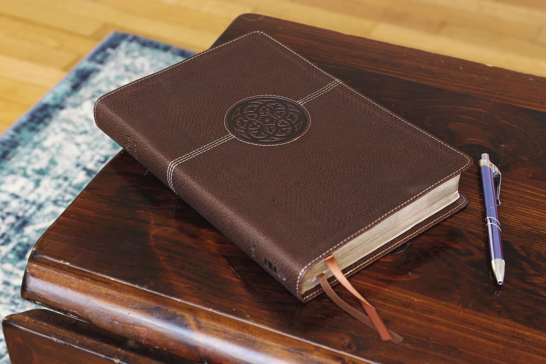 NIV, Thinline Reference Bible (Deep Study at a Portable Size), Large Print, Leathersoft, Brown, Red Letter, Comfort Print