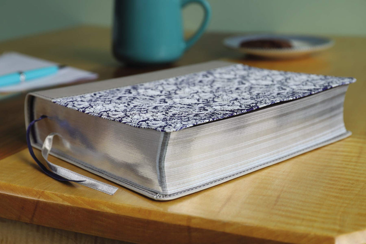 NIV, Verse Mapping Bible, Leathersoft, Navy Floral, Comfort Print: Find Connections in Scripture Using a Unique 5-Step Process