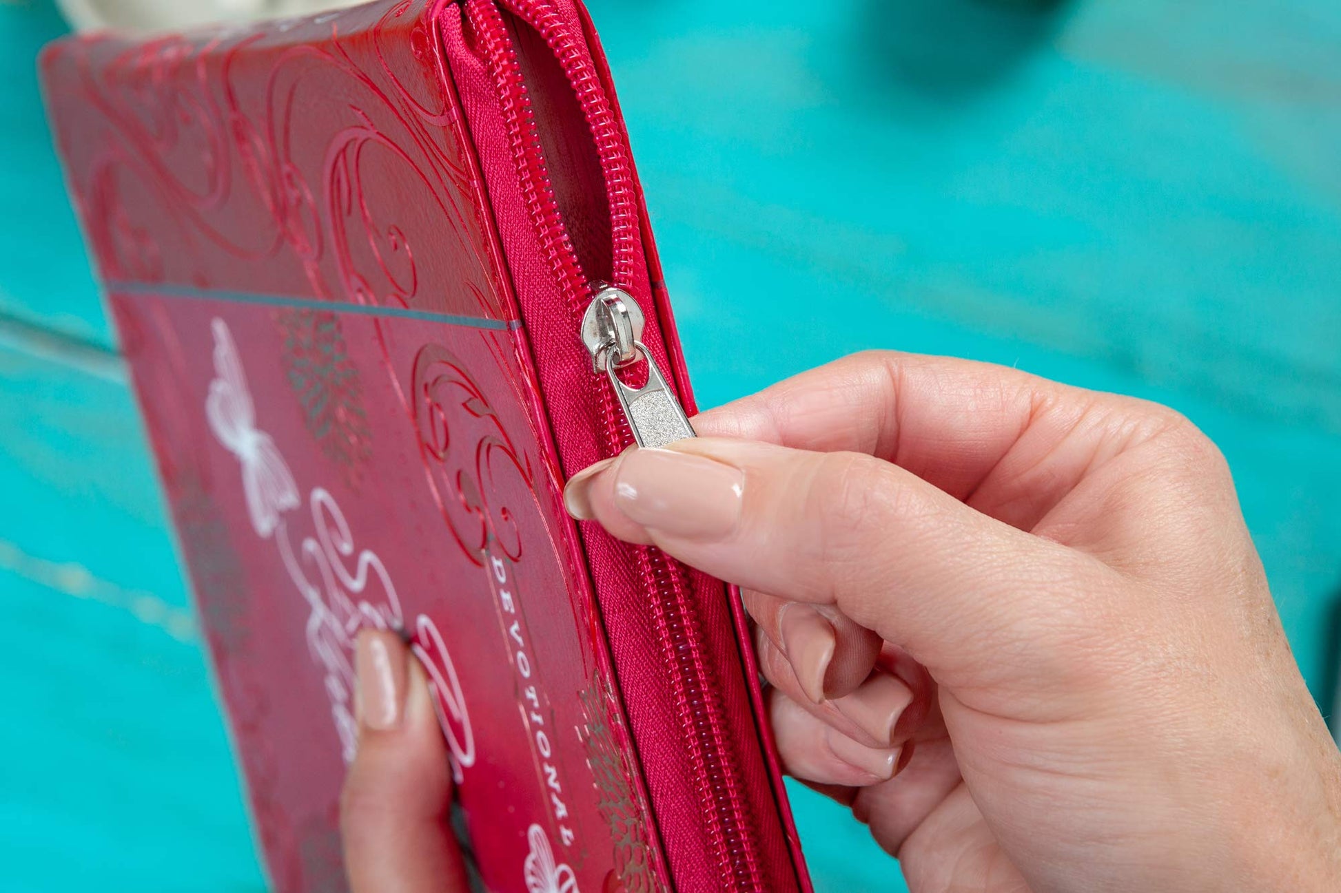 Be Still and Know Guided Devotional (Faux Leather) - Women's Devotional Book with Zip Around Closure, Perfect Faith Book for Christian Women (Ziparound Devotionals)