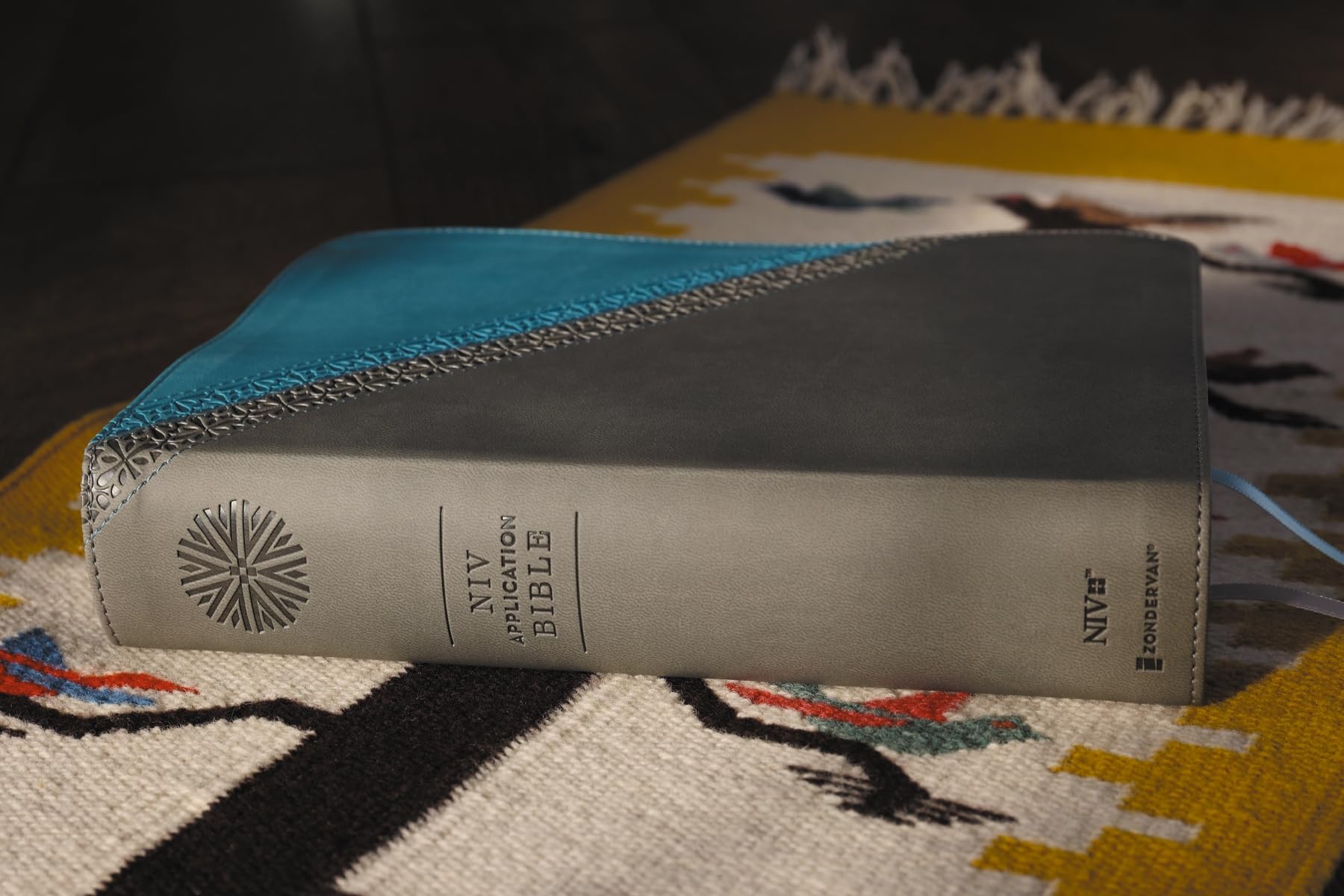 NIV Application Bible, Leathersoft, Teal/Grey, Red Letter, Thumb Indexed, Comfort Print: Bringing the Ancient Message of the Bible into Your World (NIV Application Commentary Resources)