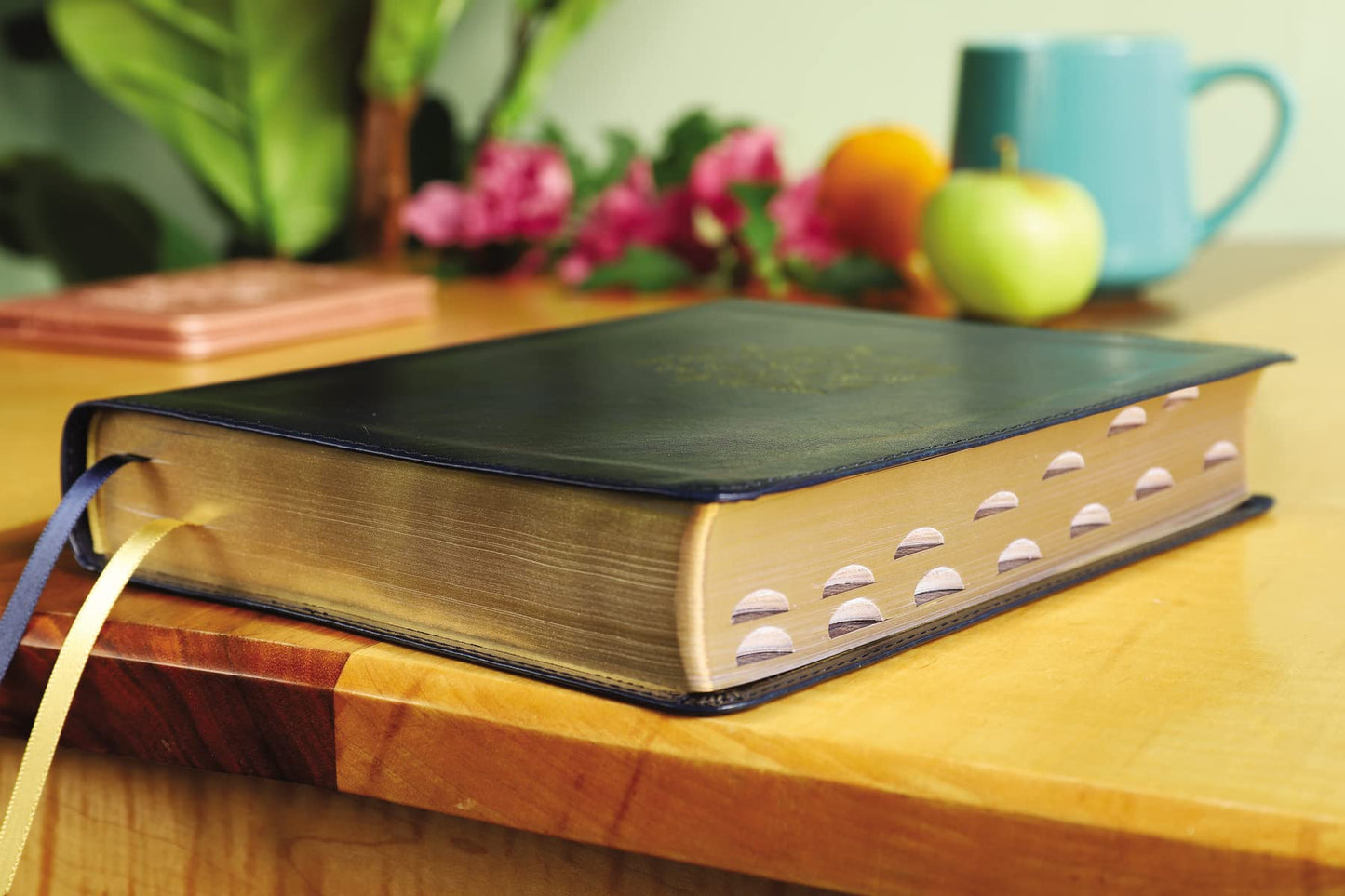 NIV, Radiant Virtues Bible: A Beautiful Word Collection, Leathersoft, Navy, Red Letter, Thumb Indexed, Comfort Print: Explore the virtues of faith, hope, and love